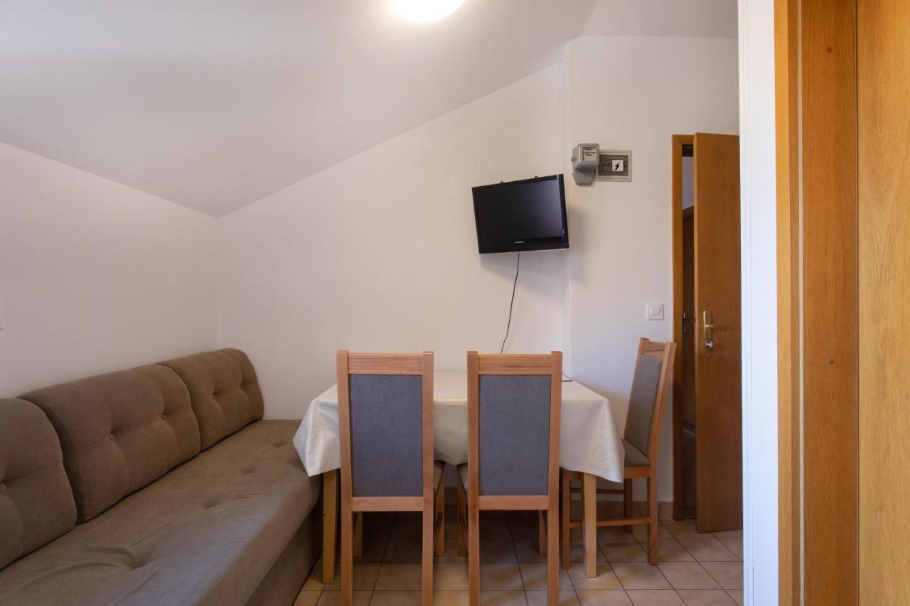 Apartmaji Pri Perotu イゾラ エクステリア 写真