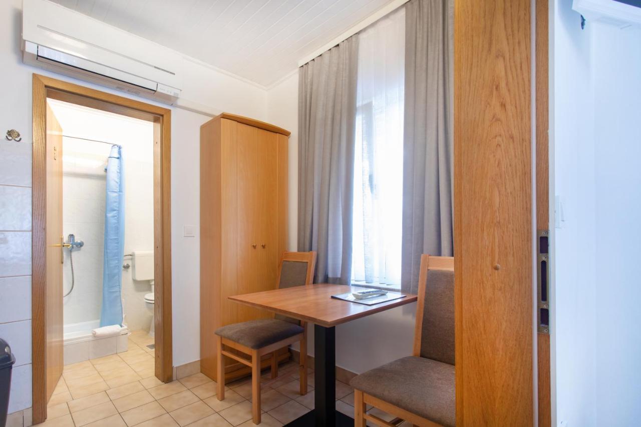 Apartmaji Pri Perotu イゾラ エクステリア 写真